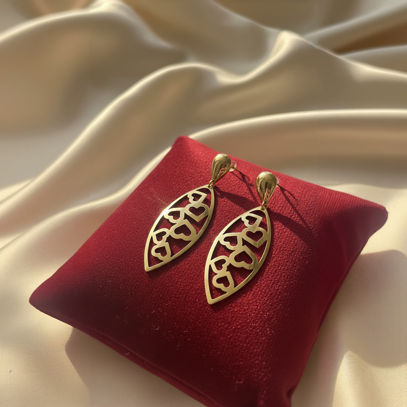 Brinco Folheado a Ouro Grife Corações