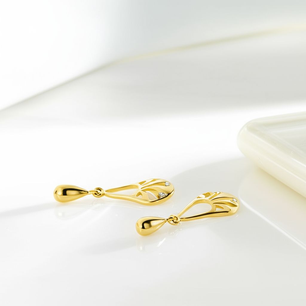 Brinco Gota Vazado com Detalhe de Cristal Folheado a Ouro