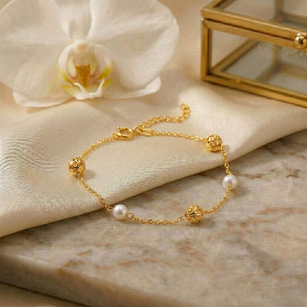 Pulseira Dourada de Pérolas e Esferas Vazadas