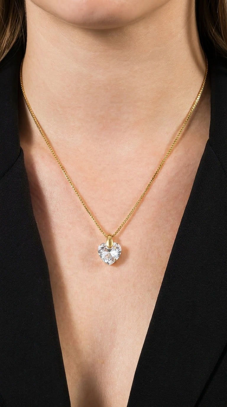 Colar Dourado de Coração em Cristal