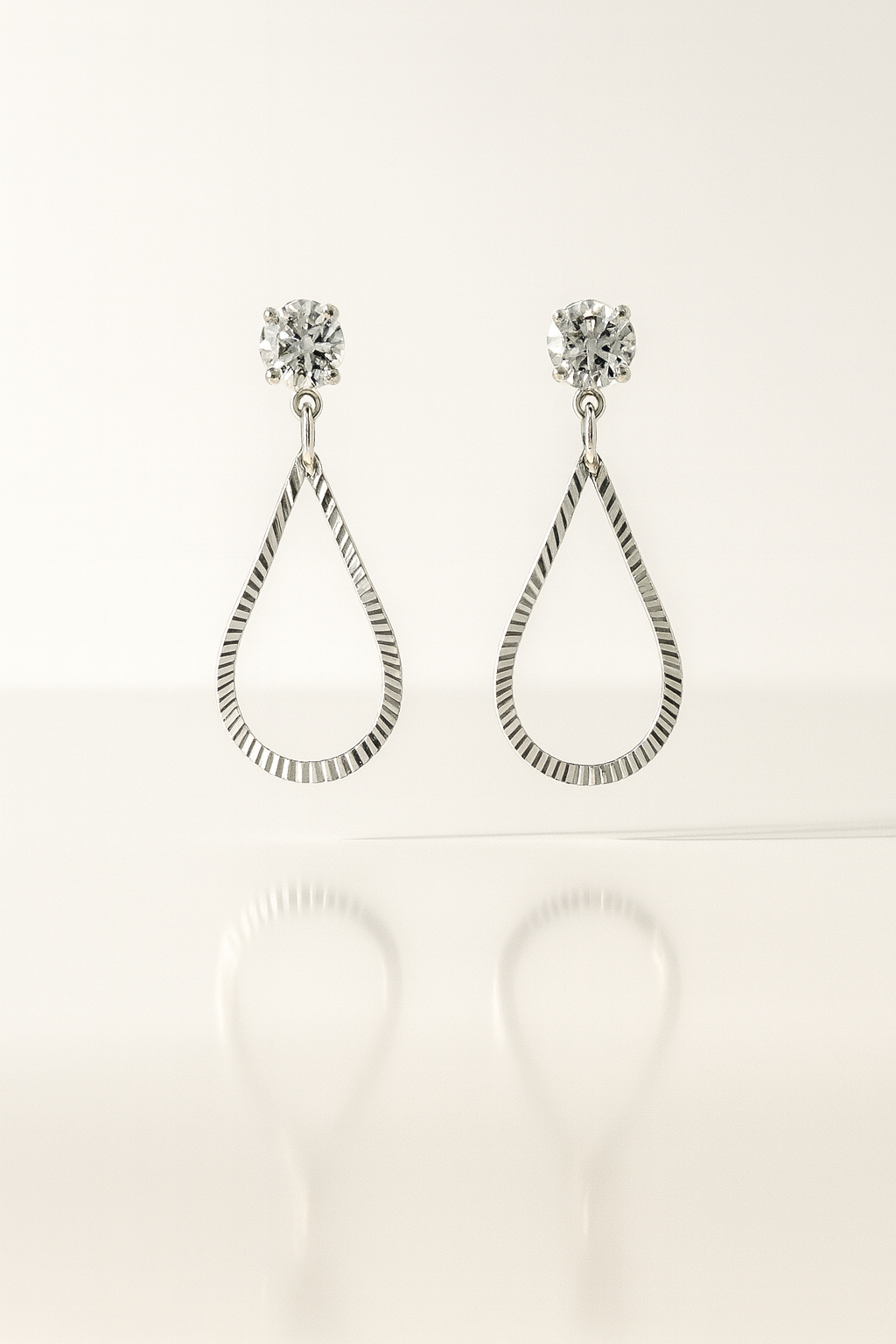 Brinco Gota com Cristal em Prata