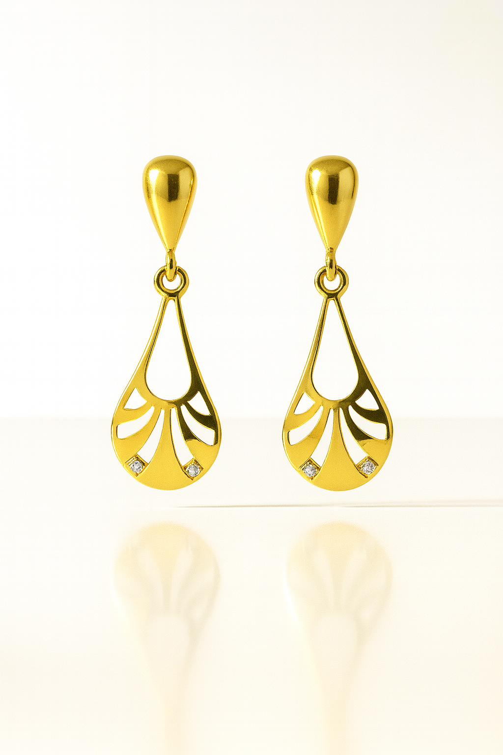 Brinco Gota Vazado com Detalhe de Cristal Folheado a Ouro