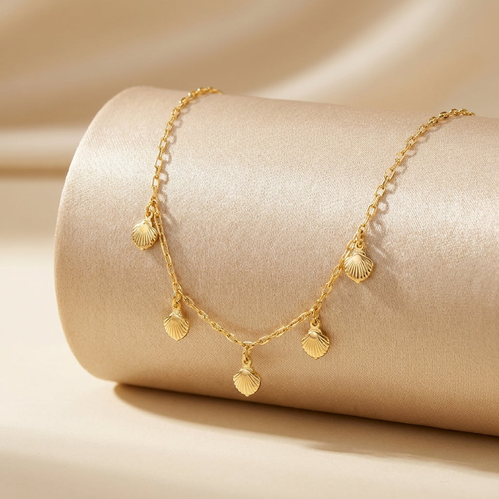 Colar Dourado de Concha