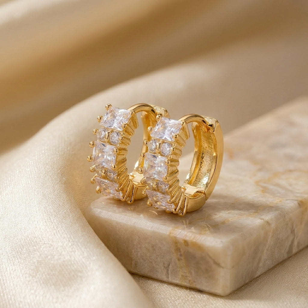 Brinco Dourado 24K de Argolinha com 7 Pedras de Zircônia