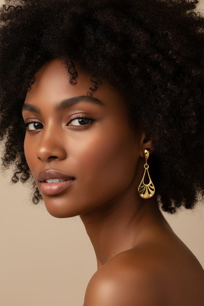 Brinco Gota Vazado com Detalhe de Cristal Folheado a Ouro